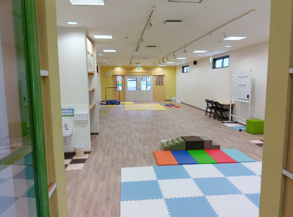 事務室からも児童の安全を確認します。