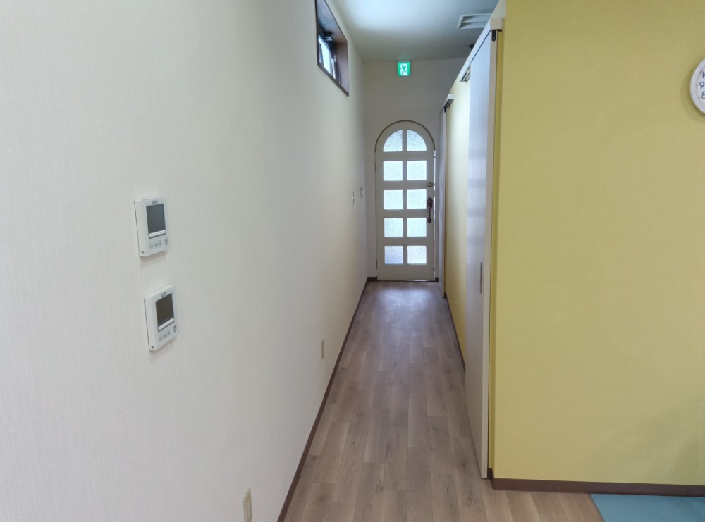 奥に静養室とトイレがあります。