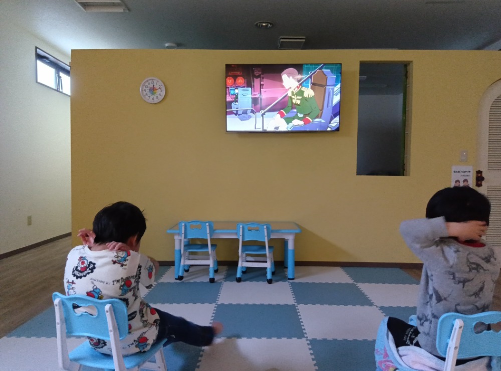 大画面のテレビで映画鑑賞も出来ます。